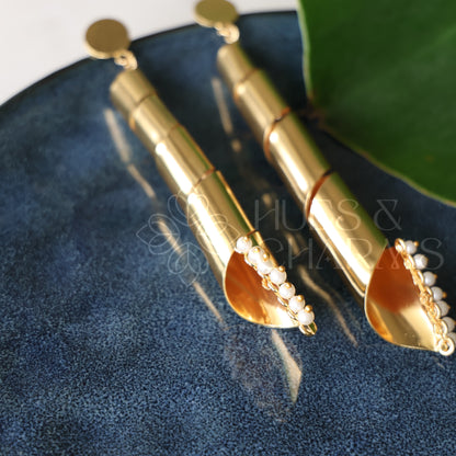 GOLDEN PEARL EDGE SPIRAL DANGLER STATEMENT EARRINGS