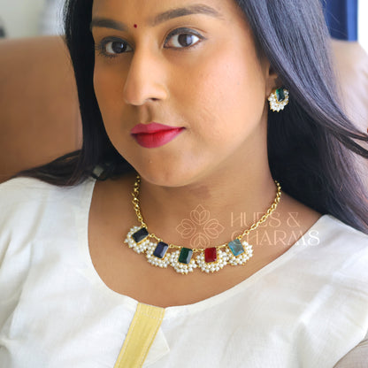 GLOSSY SQUARE DROP NECKLACE SET WITH PEARLS - MULTICOLOUR