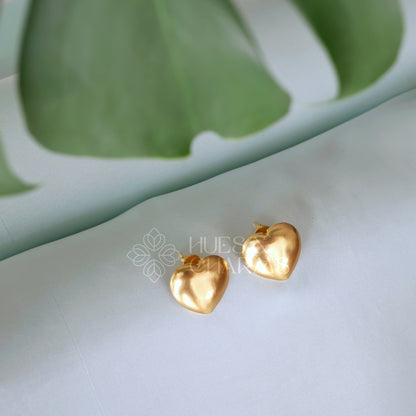 GOLDEN MUSE HEART STUD EARRINGS