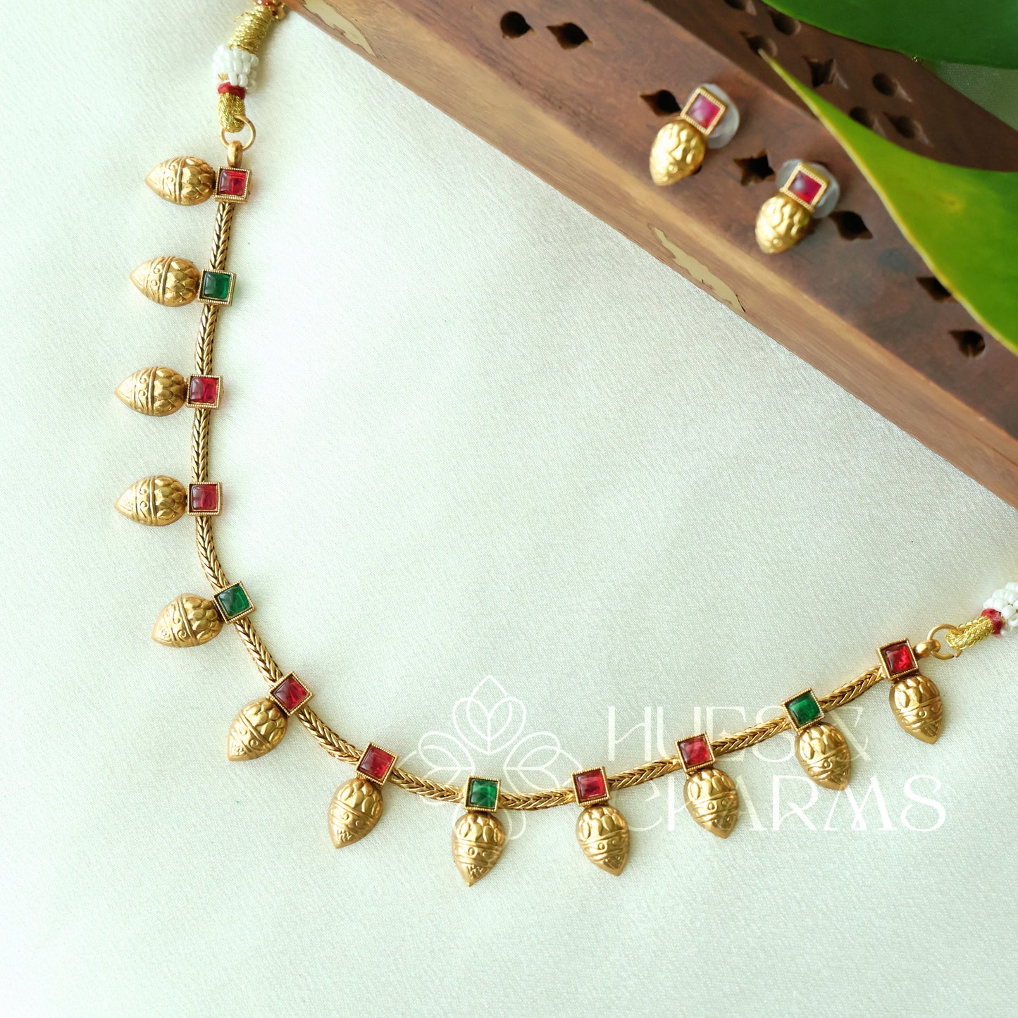 GOLDEN SIMPLE PALLAVI NECKLACE SET