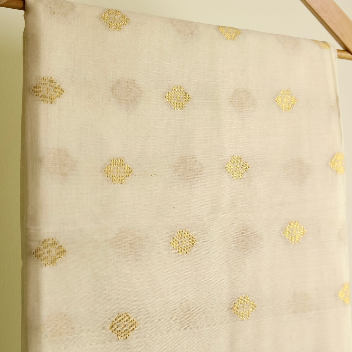 KERALA GOLDEN FLORAL DIAMOND BUTTA SAREE