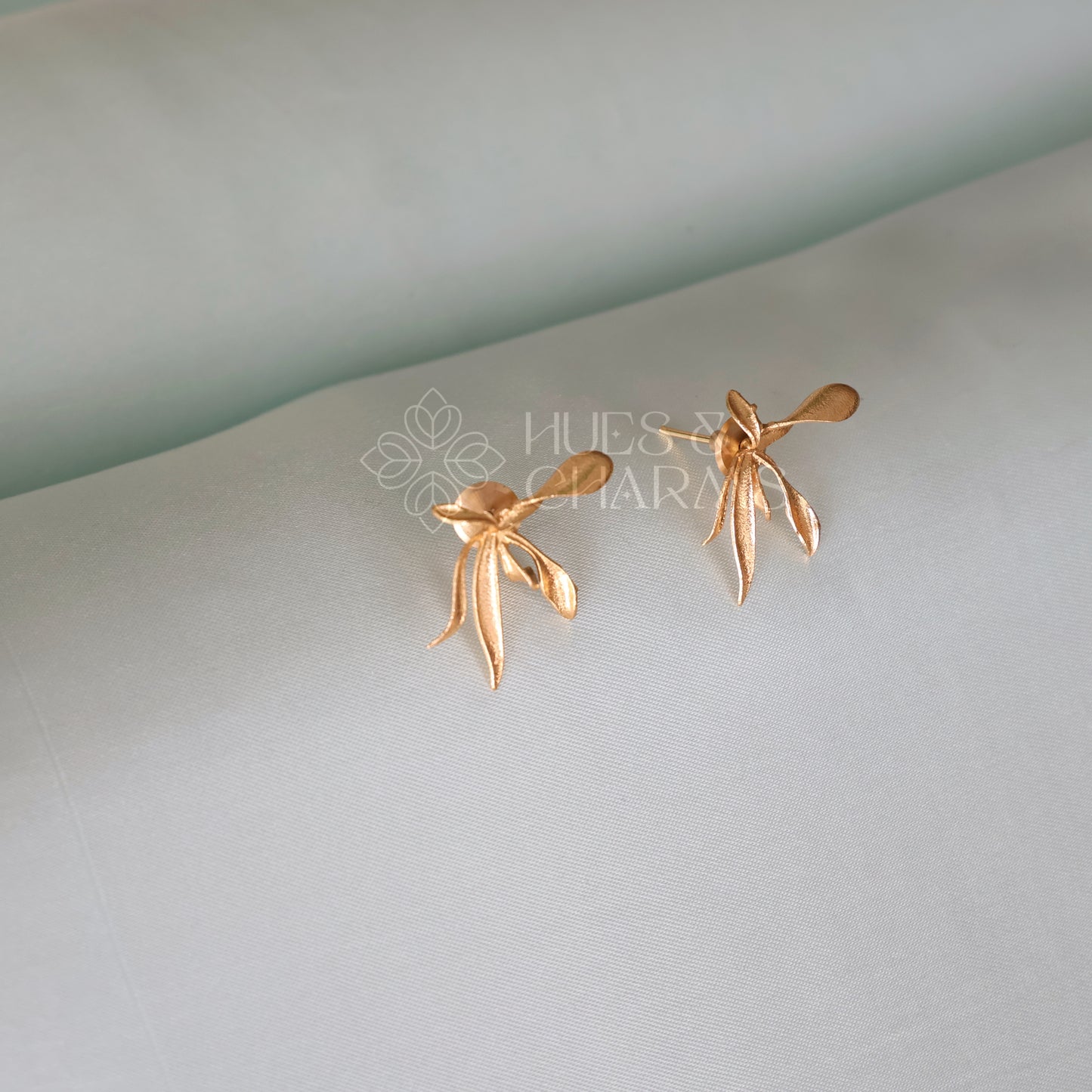 GOLDEN SYLVA STUD EARRINGS