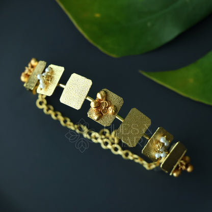 GOLDEN TEXTURED GEO PEARL GHUNGROO NECK CUFF