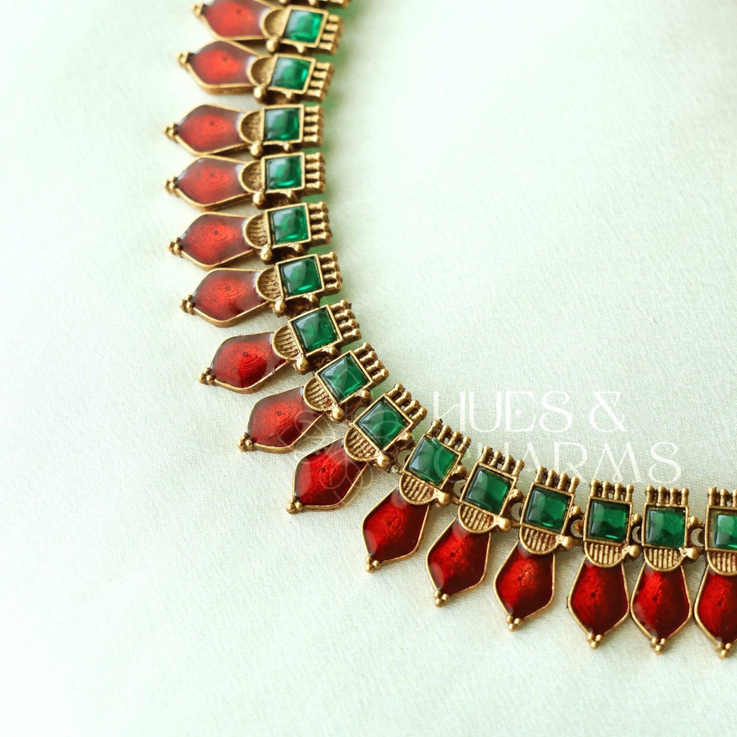 GOLDEN VAIBHAVAM PALAKKA NECKLACE SET (Colours available)