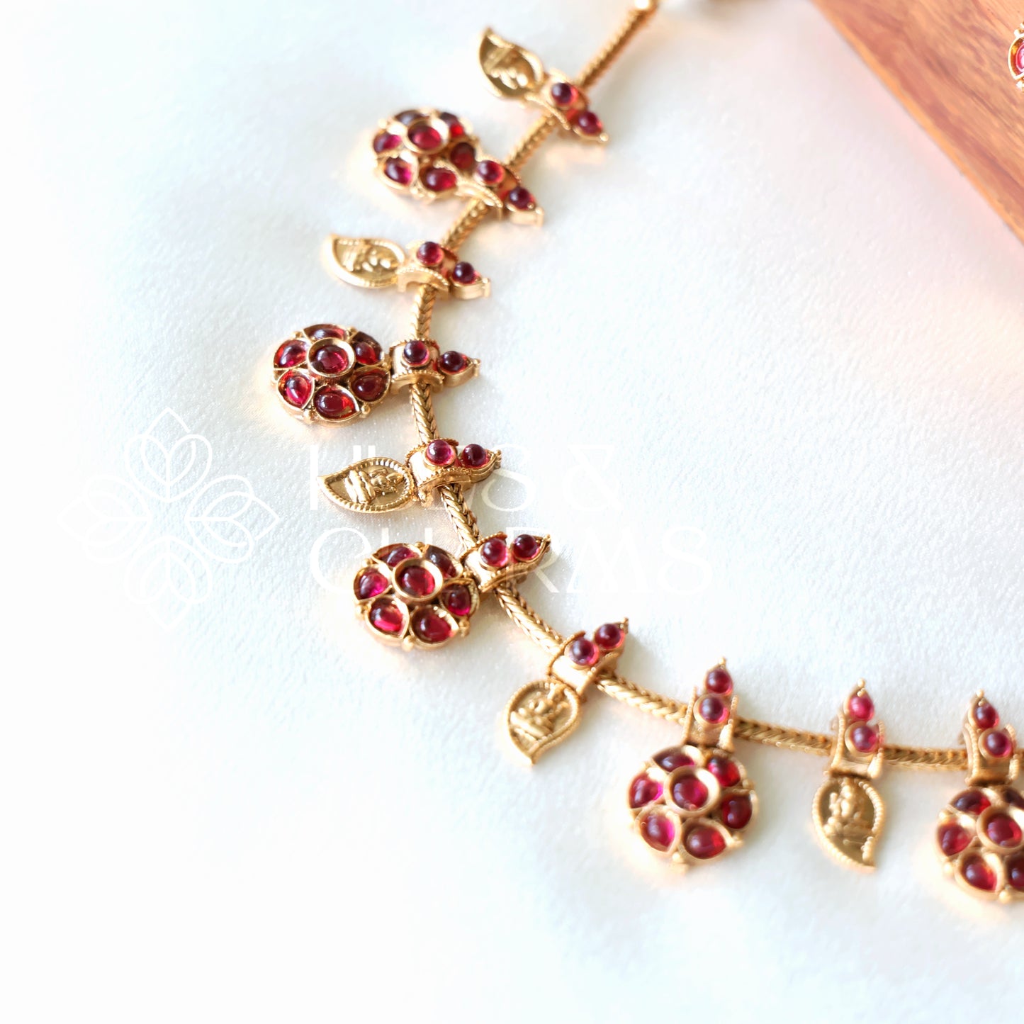 GOLDEN PUSHPA LEAF LAKSHMI NECKLACE SET (COLOURS AVAILABLE)
