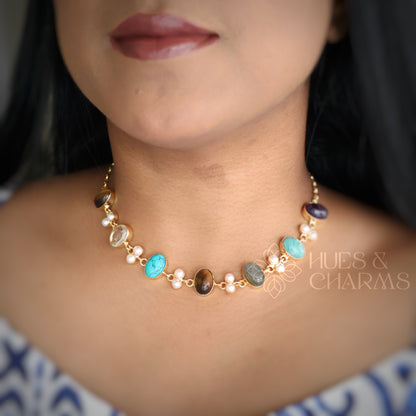 GOLDEN MULTI RAW STONE NECKPIECE WITH PEARLS