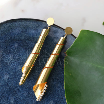 GOLDEN PEARL EDGE SPIRAL DANGLER STATEMENT EARRINGS