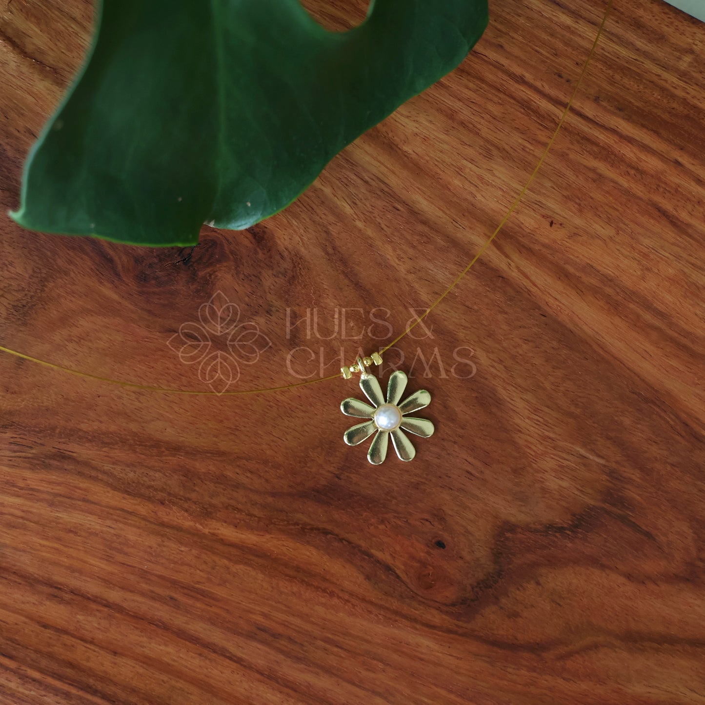 DAISY FLOWER FLOATING NECKPIECE