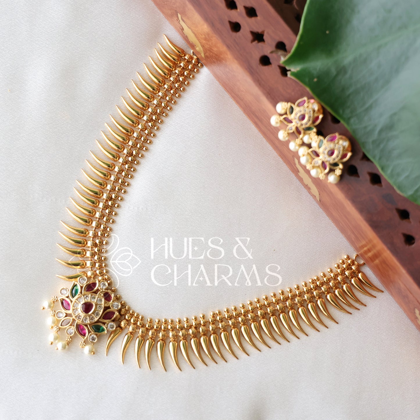 TRADITIONAL GOLDEN LOTUS NECKLACE SET WITH PEARL