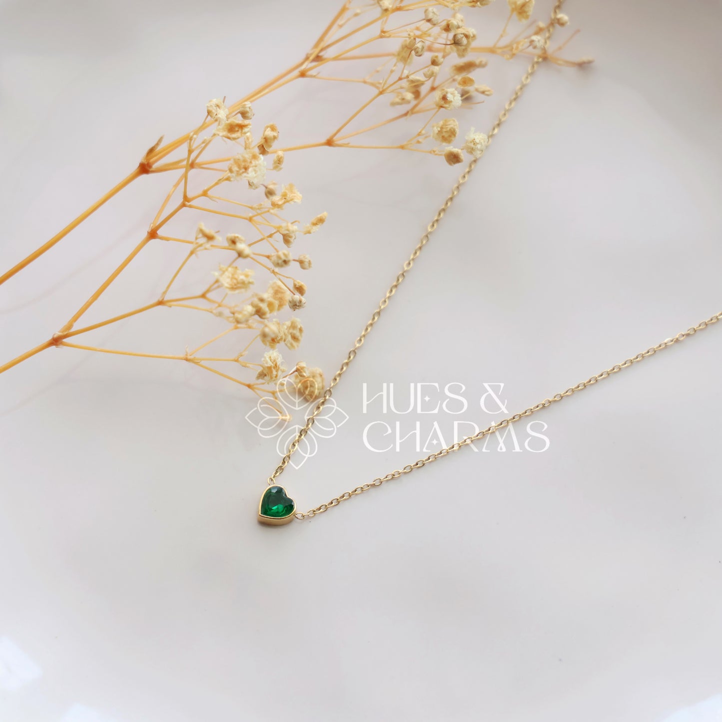 GOLDEN MINIMAL GREEN HEART NECKPIECE