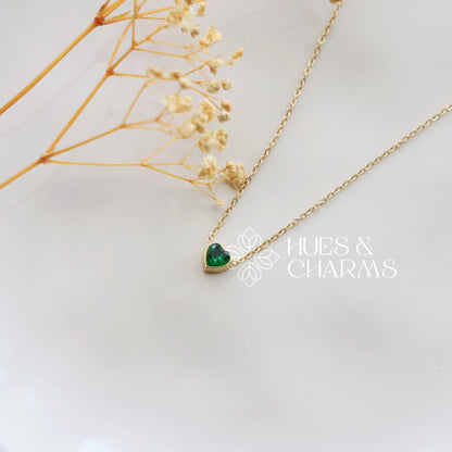 GOLDEN MINIMAL GREEN HEART NECKPIECE