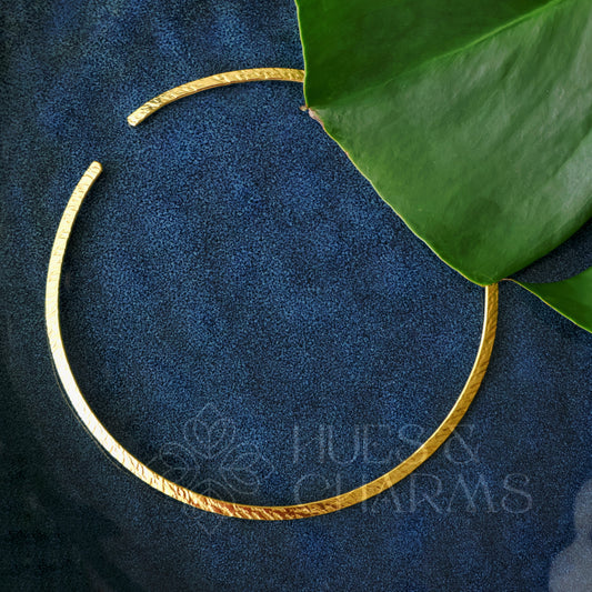GOLDEN MINIMAL TEXTURED NECKCUFF