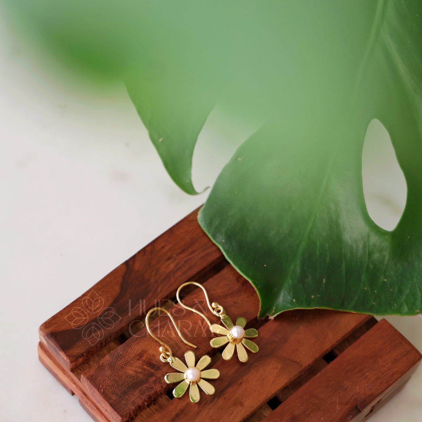 GOLDEN DAISY FLOWER DANGLER EARRINGS WITH PEARL