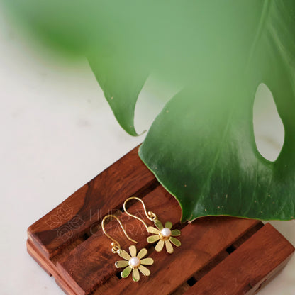 GOLDEN DAISY FLOWER DANGLER EARRINGS WITH PEARL