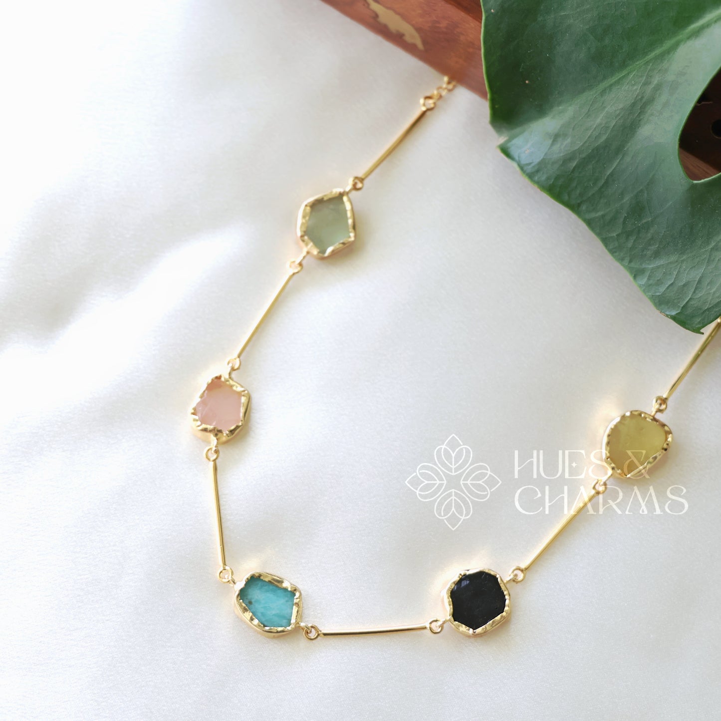 5 RAW STONE MINIMAL NECKPIECE