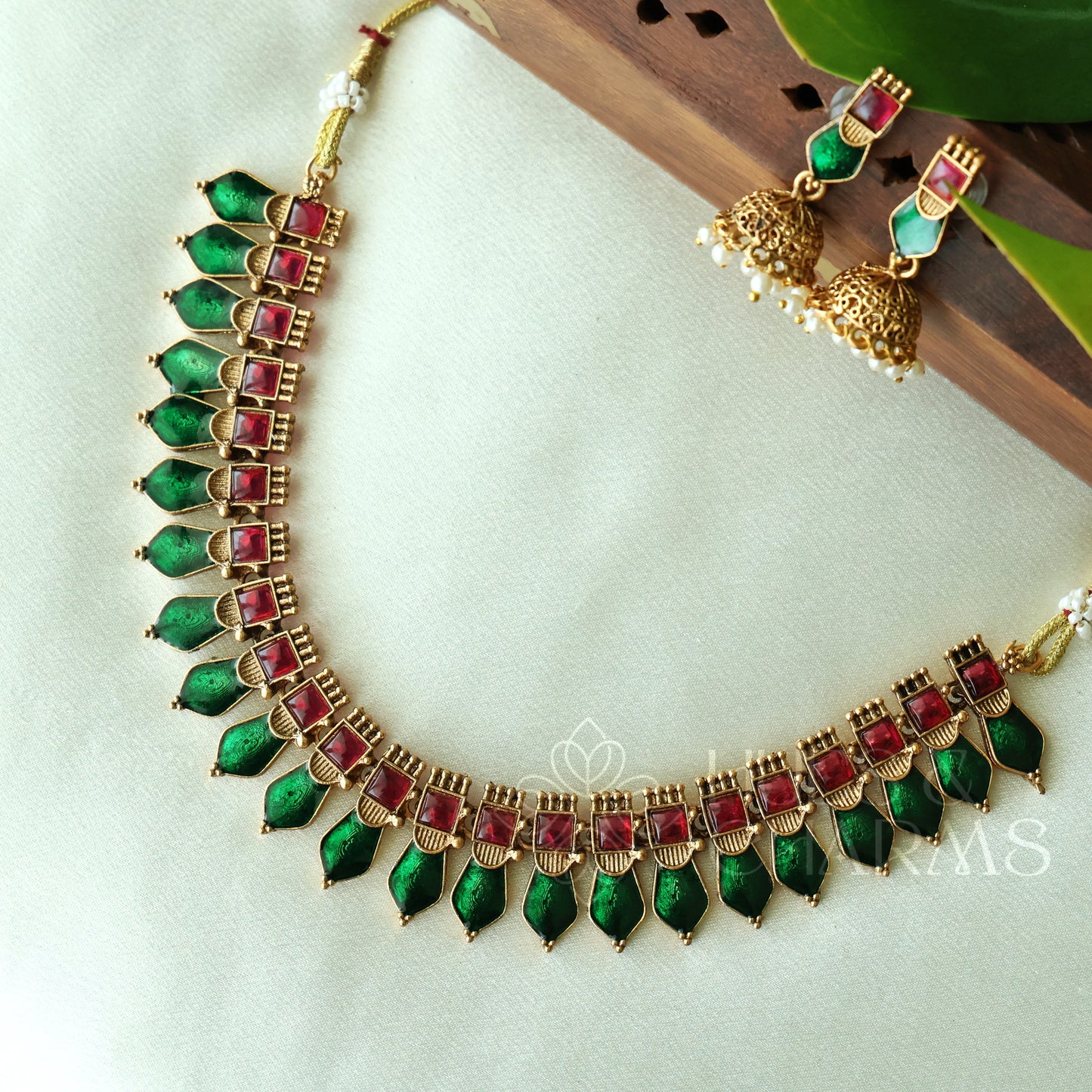 GOLDEN VAIBHAVAM PALAKKA NECKLACE SET (Colours available)