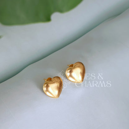 GOLDEN MUSE HEART STUD EARRINGS