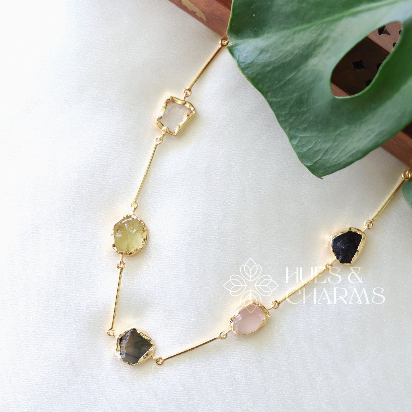 5 RAW STONE MINIMAL NECKPIECE
