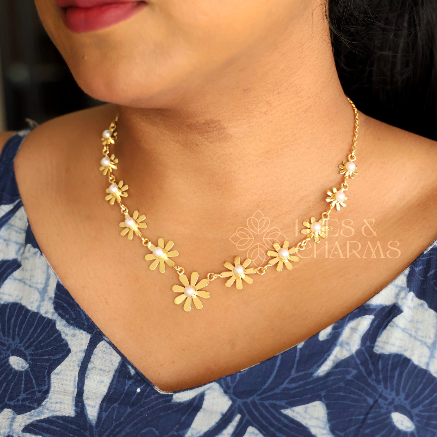 GOLDEN PEARL DAISY BLOOM NECKPIECE