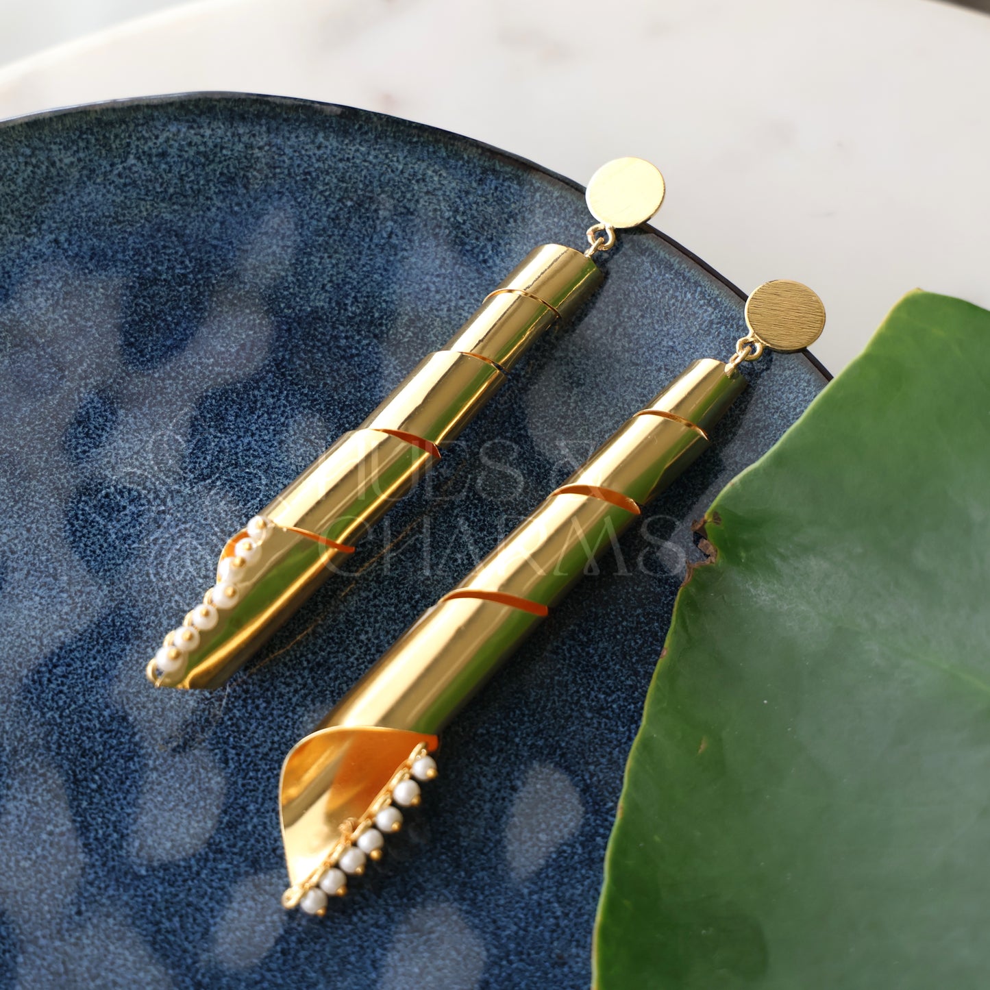 GOLDEN PEARL EDGE SPIRAL DANGLER STATEMENT EARRINGS