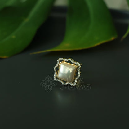 GOLDEN CUSHION FRAME AD ADJUSTABLE PEARL RING