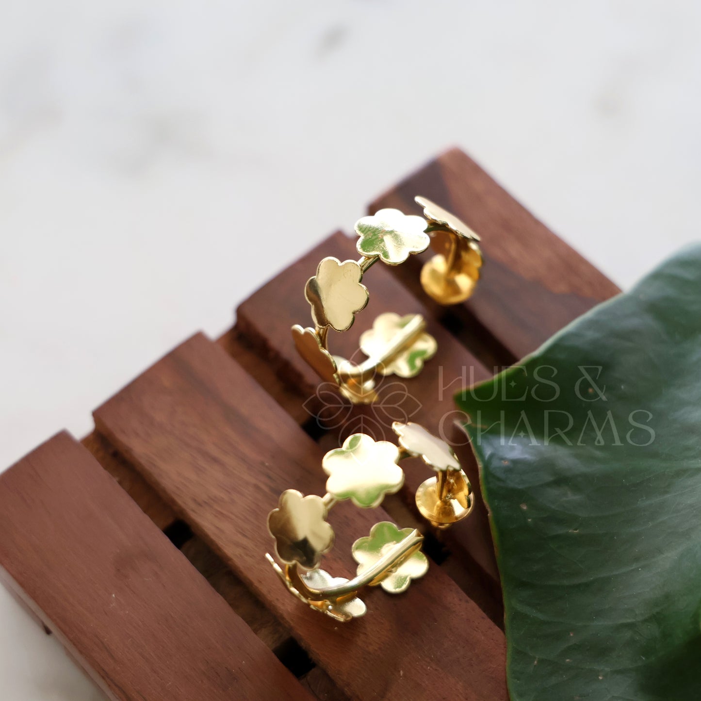 GOLDEN FIORA HOOP EARRINGS