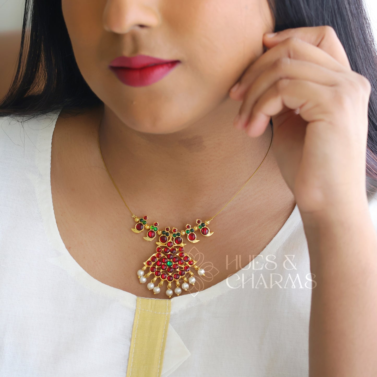 TRADITIONAL FLOATING NECKPIECE - RED & GREEN