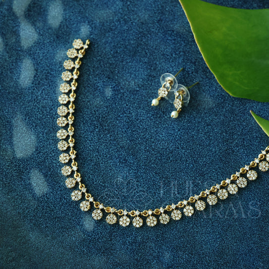 GOLDEN MINIMAL FLOREA AD NECKLACE SET