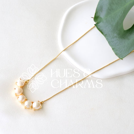 MINIMAL 5 PEARL PENDANT NECKPIECE