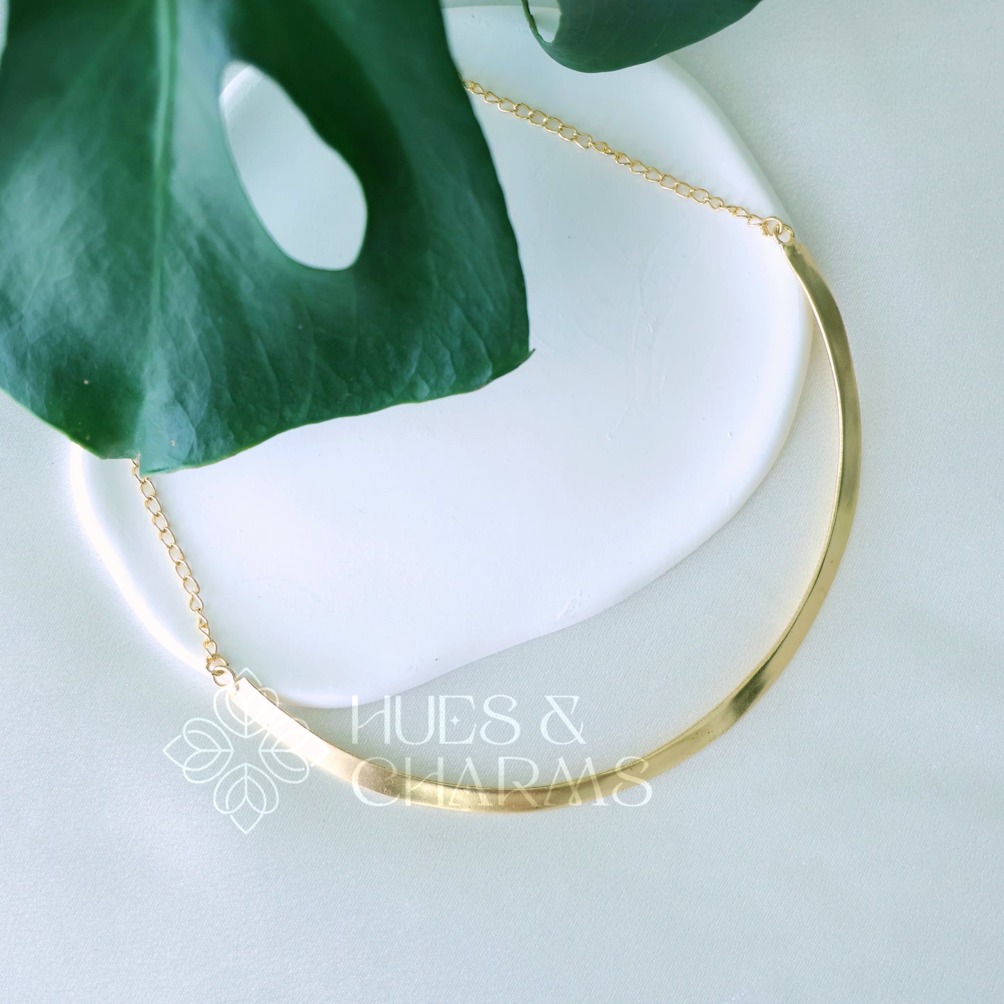 GOLDEN MINIMAL NECK CUFF