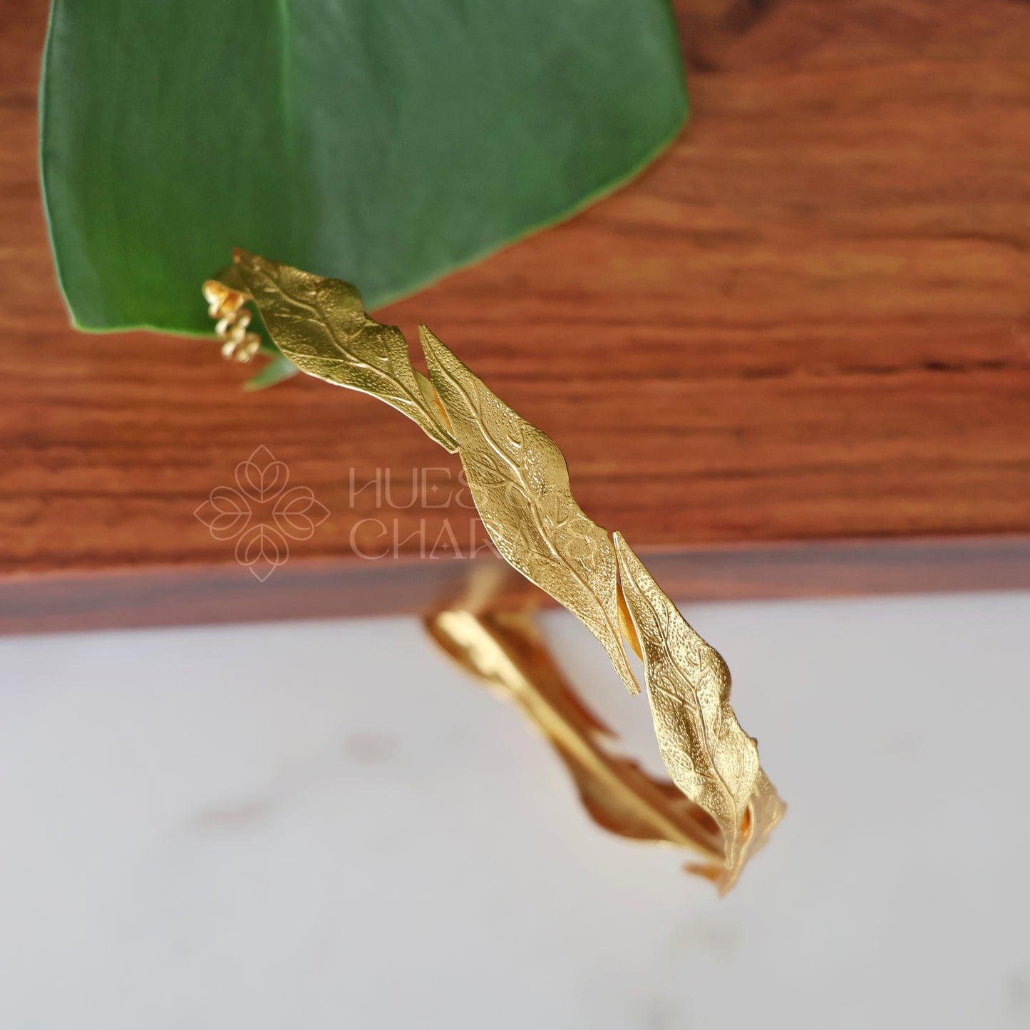 GOLDEN TEXTURED IVY COLLAR NECK CUFF
