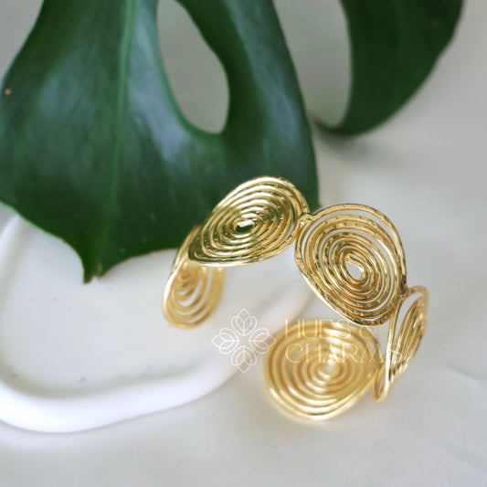 GOLDEN BOLD SWIRL HAND CUFF