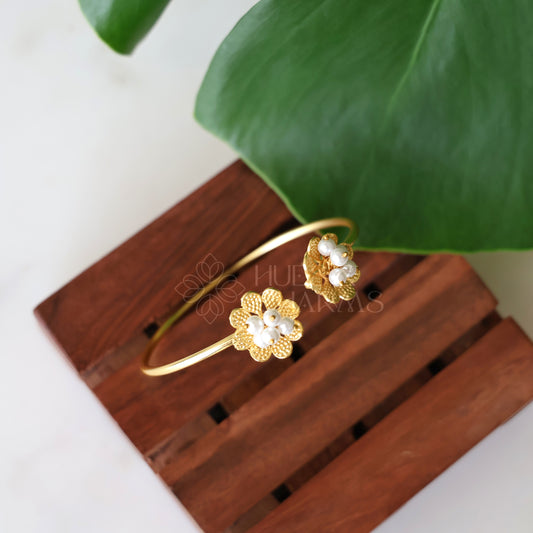 GOLDEN PETALIA PEARL BANGLE