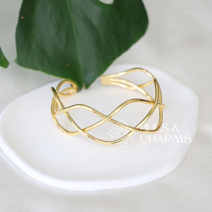 GOLDEN TWIST CUFF BANGLE