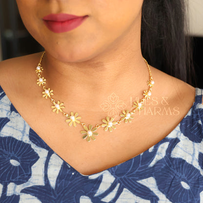 GOLDEN PEARL DAISY BLOOM NECKPIECE