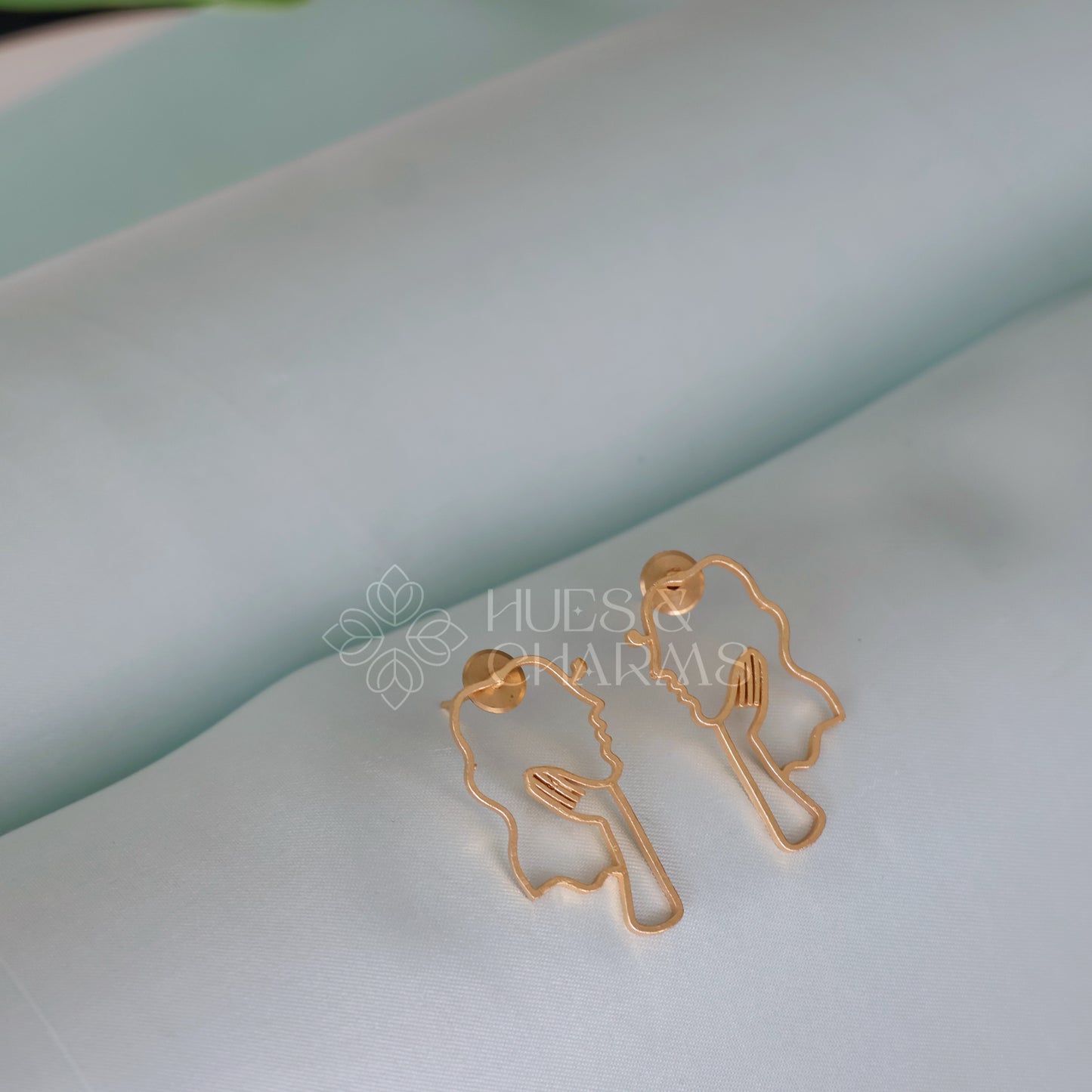 GOLDEN FEMININE AURA STUD EARRINGS