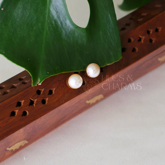 GOLDEN PEARL STUD EARRINGS