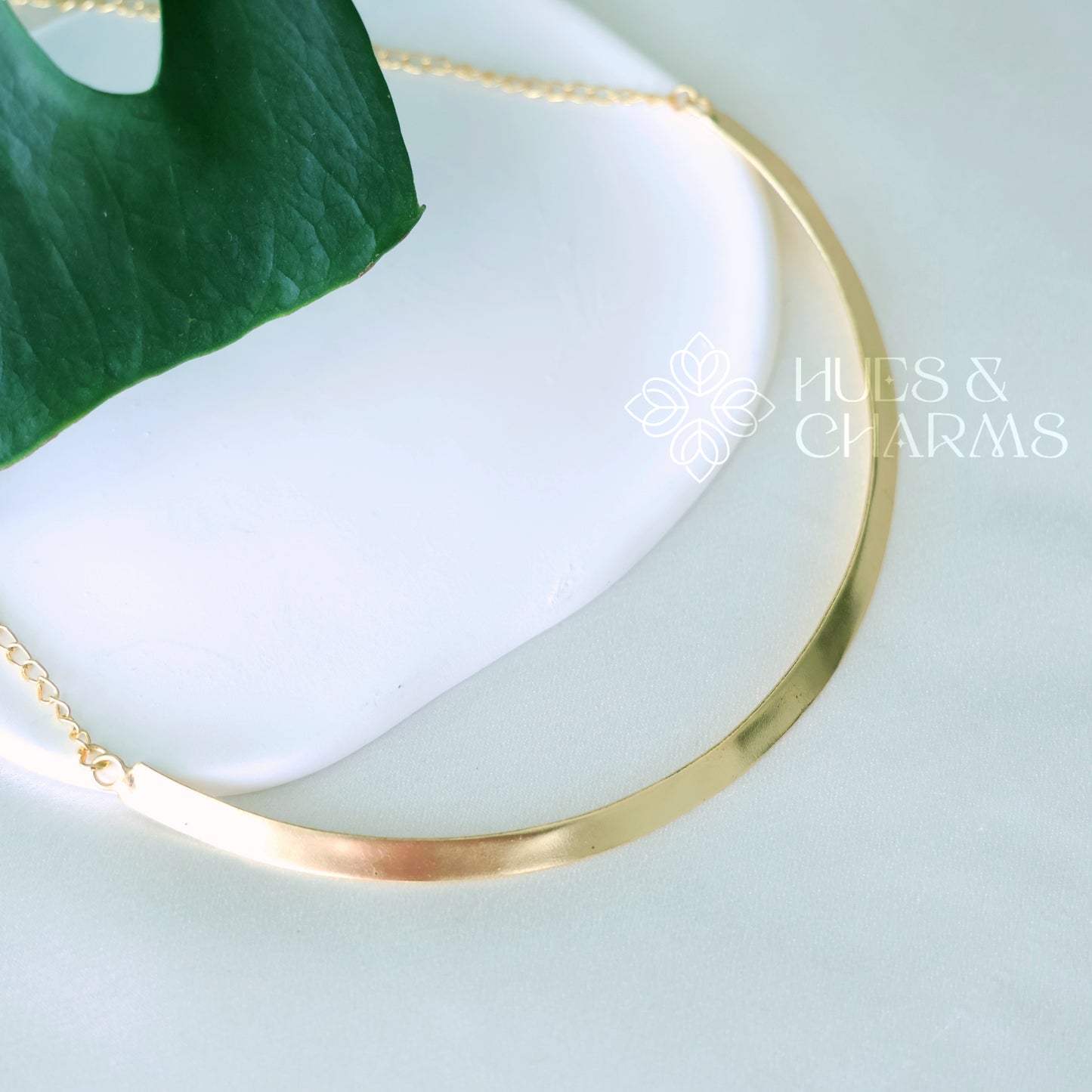 GOLDEN MINIMAL NECK CUFF