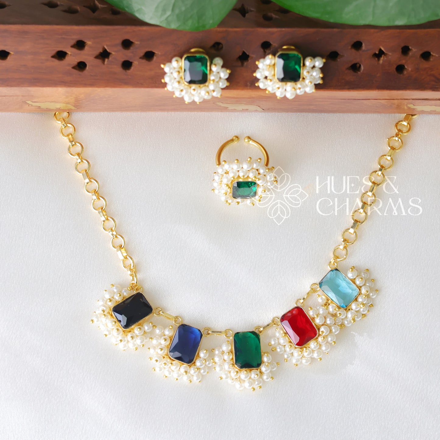 GLOSSY SQUARE DROP NECKLACE SET WITH PEARLS - MULTICOLOUR