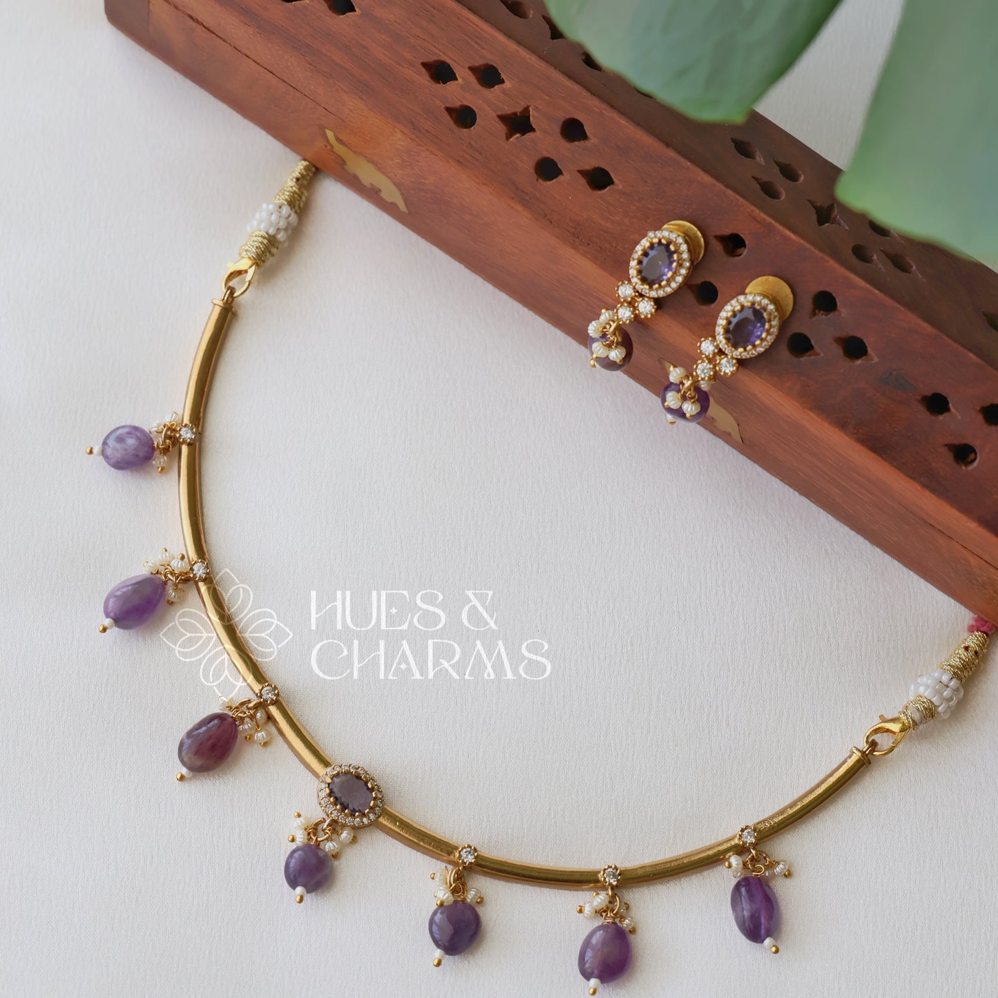 GOLDEN STIFF NECKLACE SET WITH BEADS (COLOURS AVAILABLE)