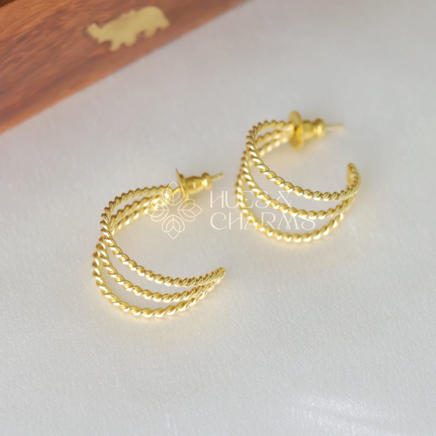 GOLDEN TWISTED HOOP EARRINGS