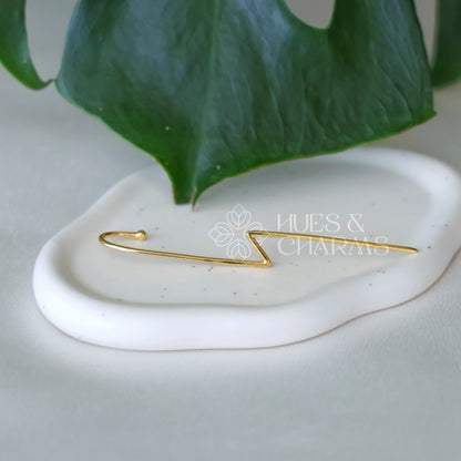 GOLDEN ZIG ZAG EAR CUFF