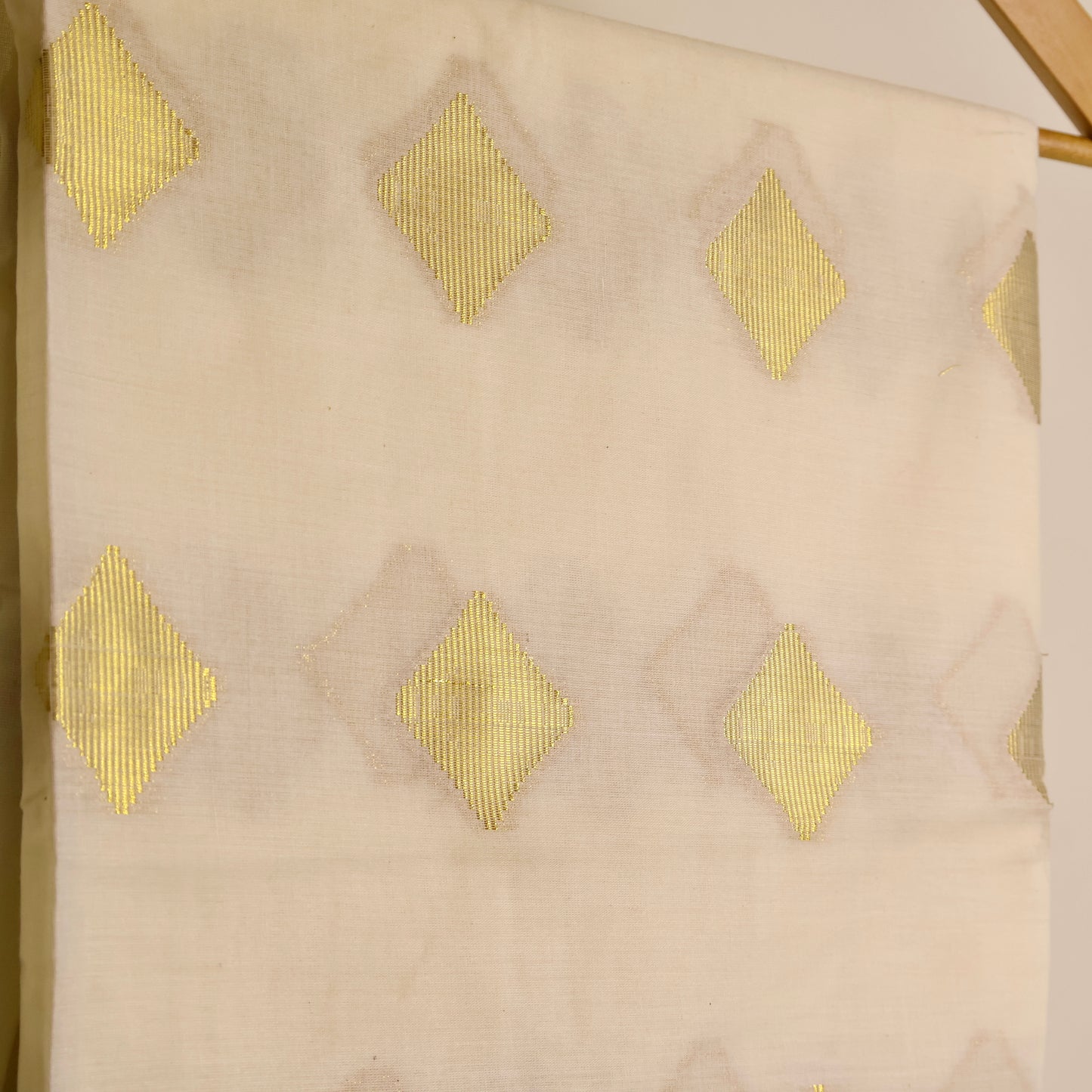 KERALA GOLDEN MUDRA MOTIF SAREE
