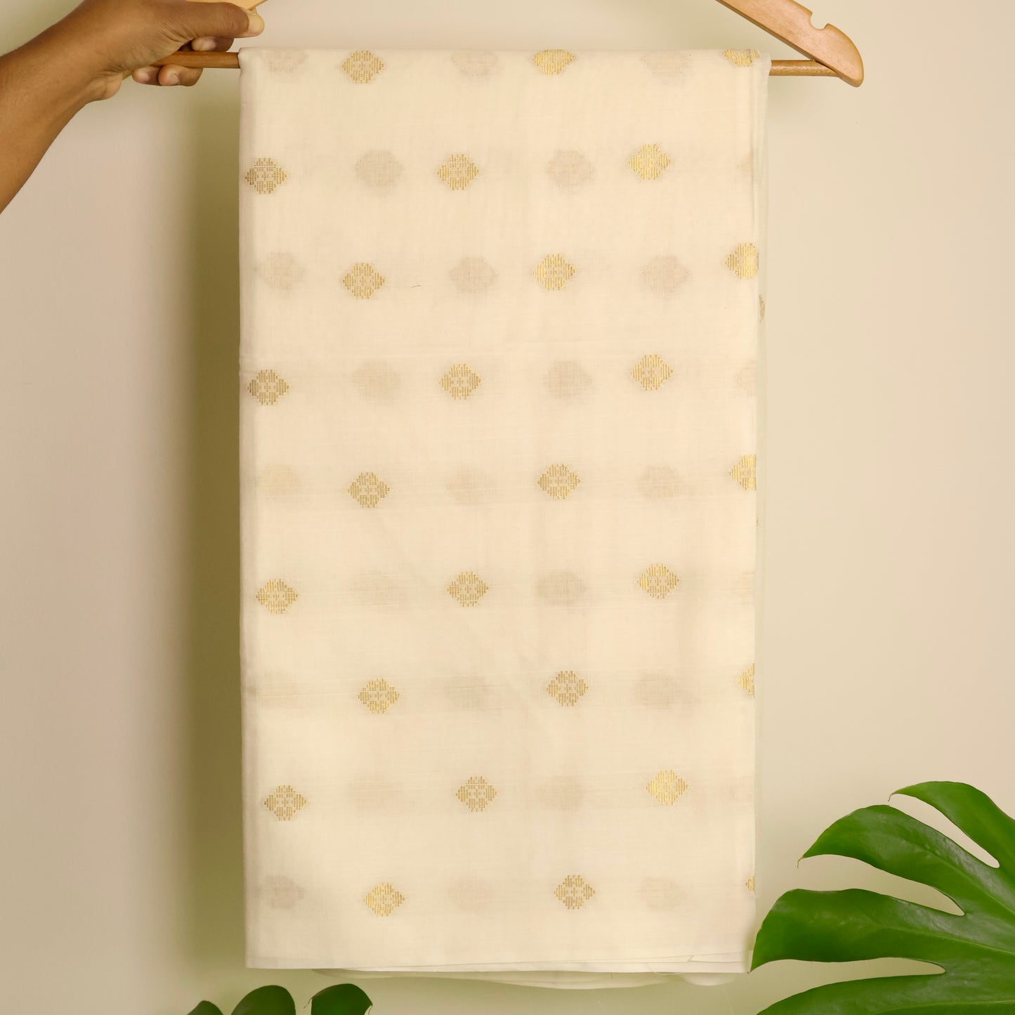 KERALA GOLDEN FLORAL DIAMOND BUTTA SAREE