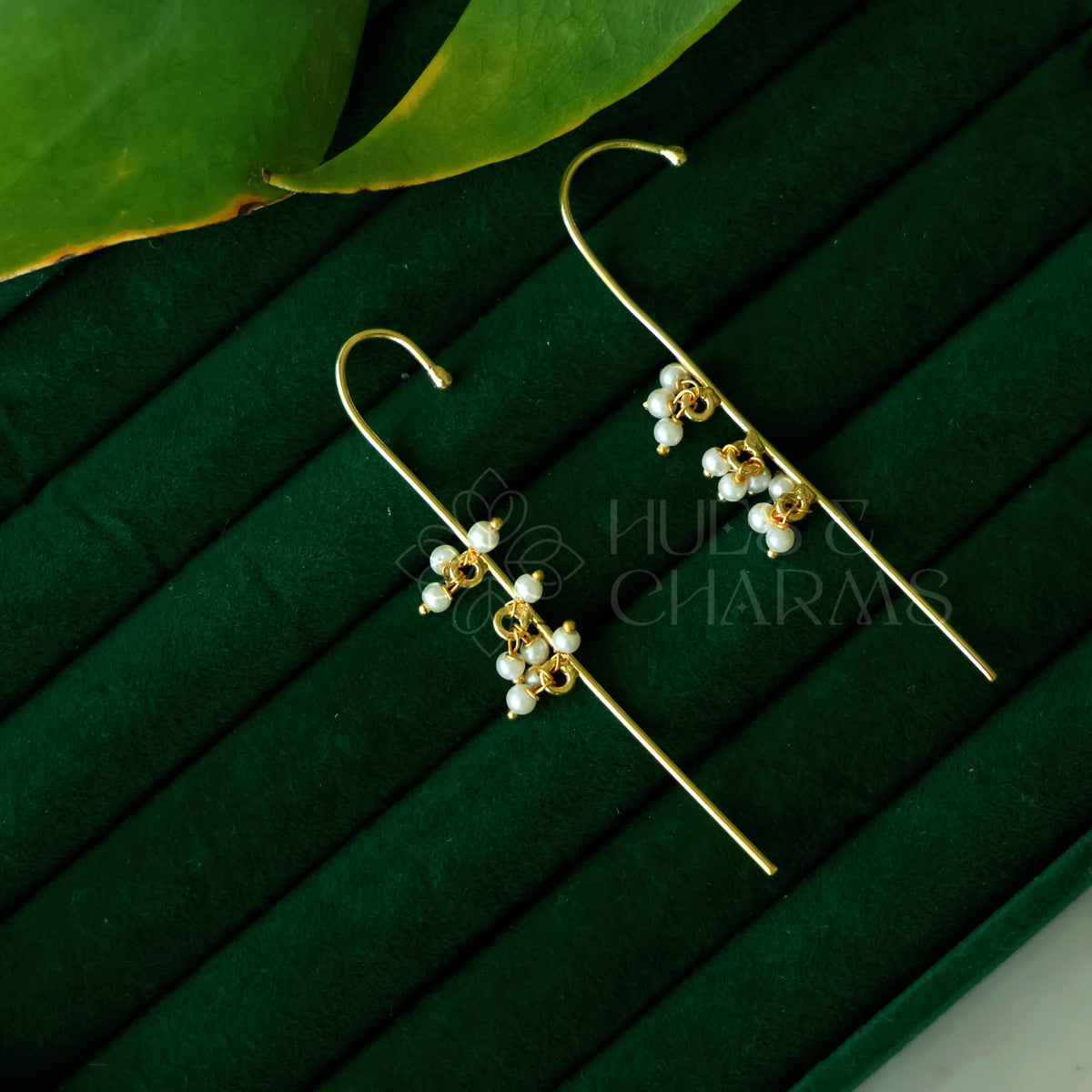 GOLDEN MINIMAL CLUSTER PEARLS EAR CUFF