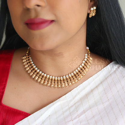 GOLDEN STATEMENT NECKLACE SET WITH PEARL DETAILING