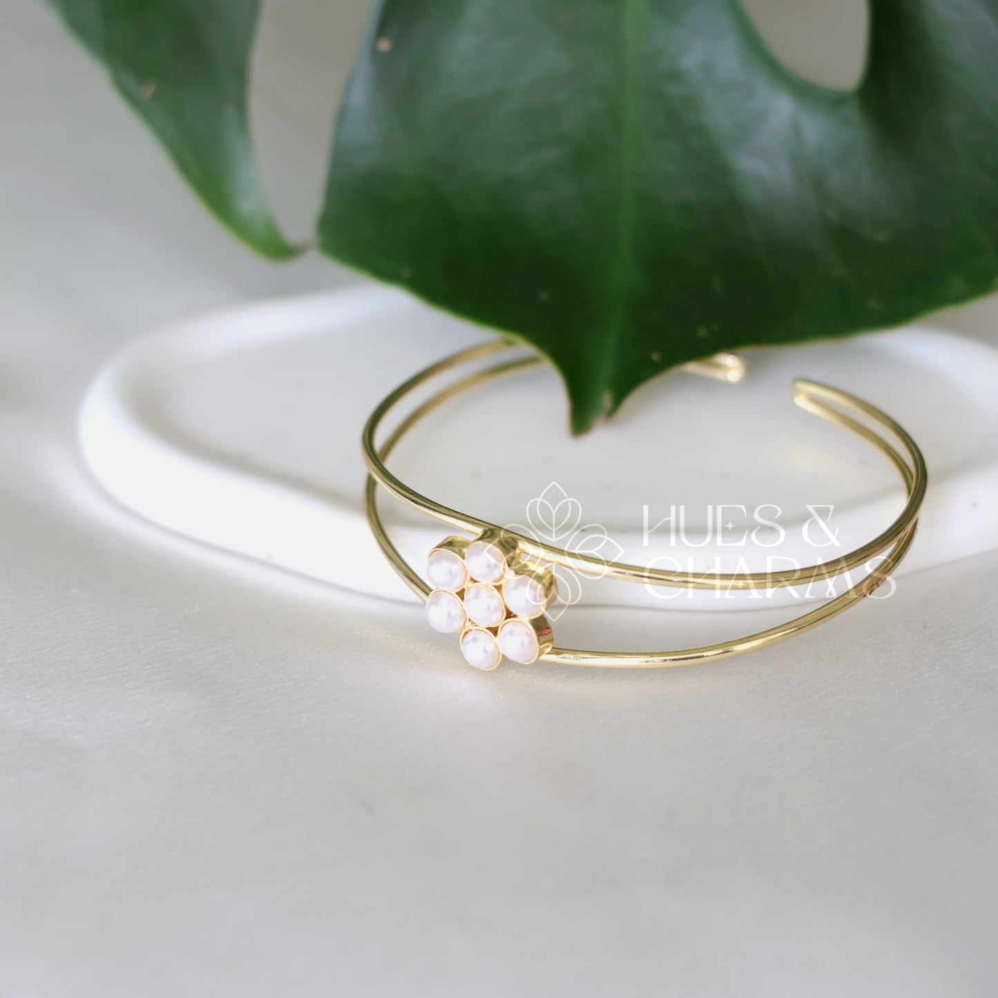 GOLDEN FLORAL PEARL BANGLE