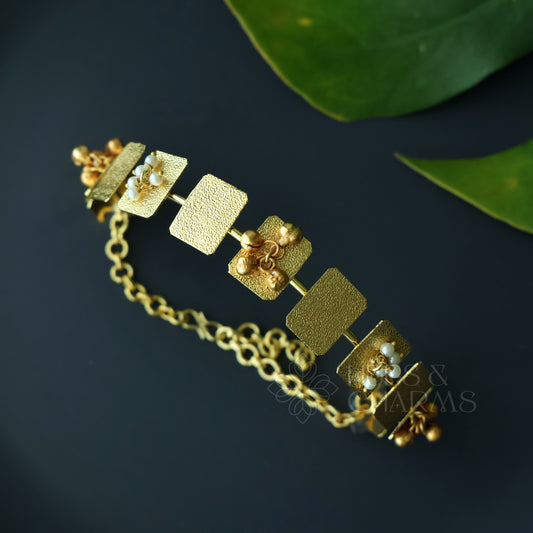 GOLDEN TEXTURED GEO PEARL GHUNGROO NECK CUFF