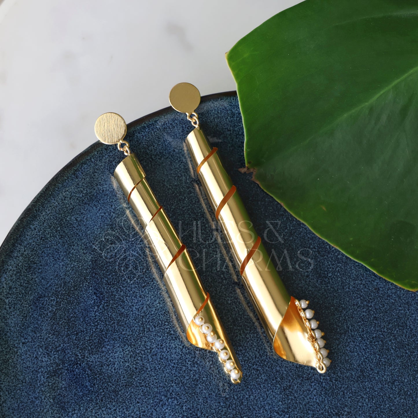 GOLDEN PEARL EDGE SPIRAL DANGLER STATEMENT EARRINGS