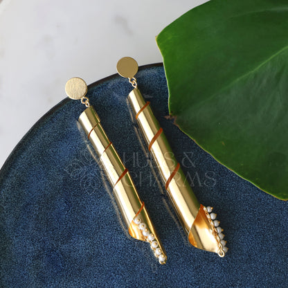 GOLDEN PEARL EDGE SPIRAL DANGLER STATEMENT EARRINGS